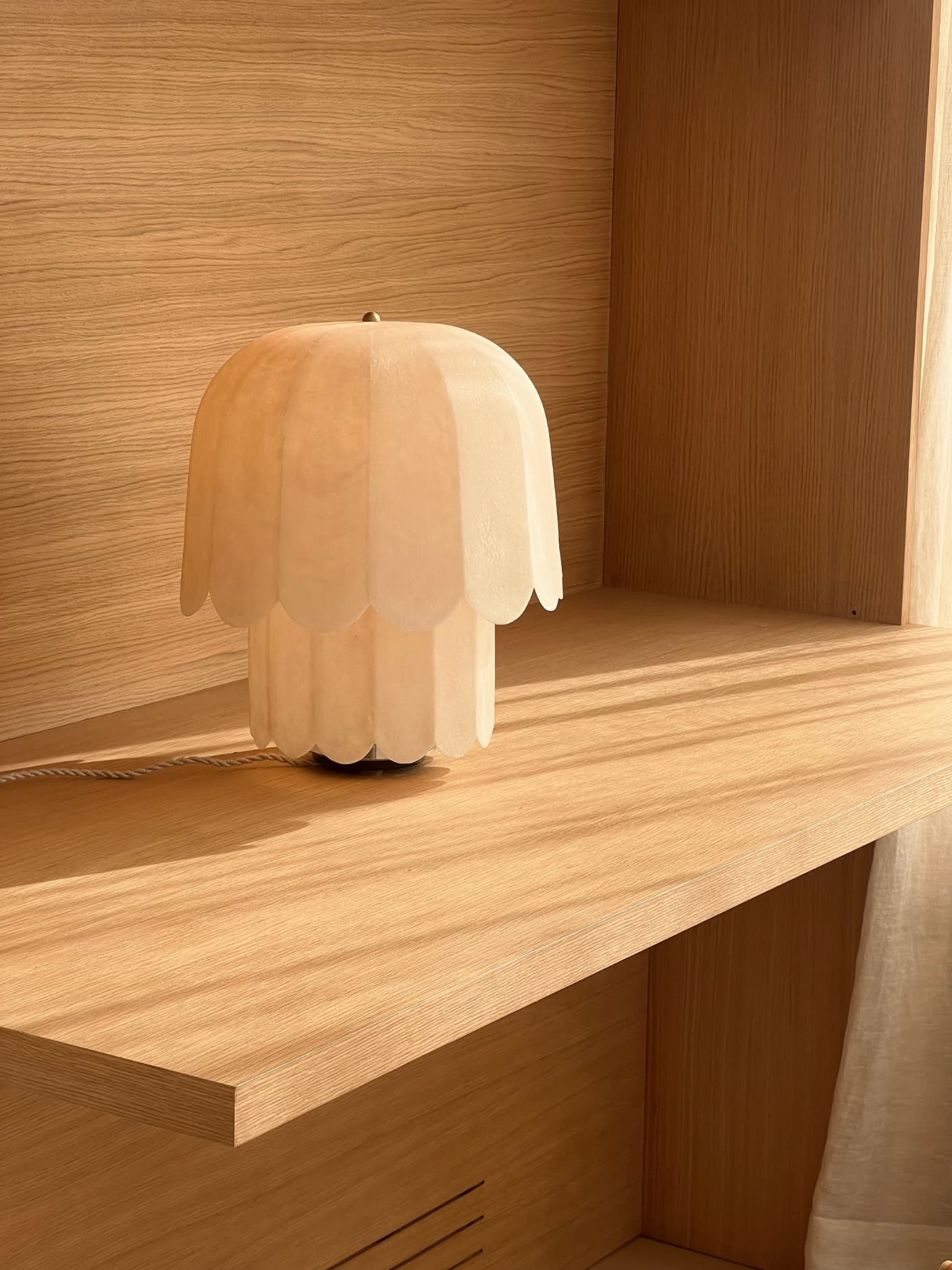 Kilzi-lighting_Designer-Lamp_Collectible-design_Spanish-designer_Design-Miami_Feather-Lamps_Organic-design_Brutalist-design_Contemporary-lighting_Nature-inspired-design_Design-table-Lamp_Fibreglas-Japanese-Paper-Lamp_The-Feather-Table-Lamp-4