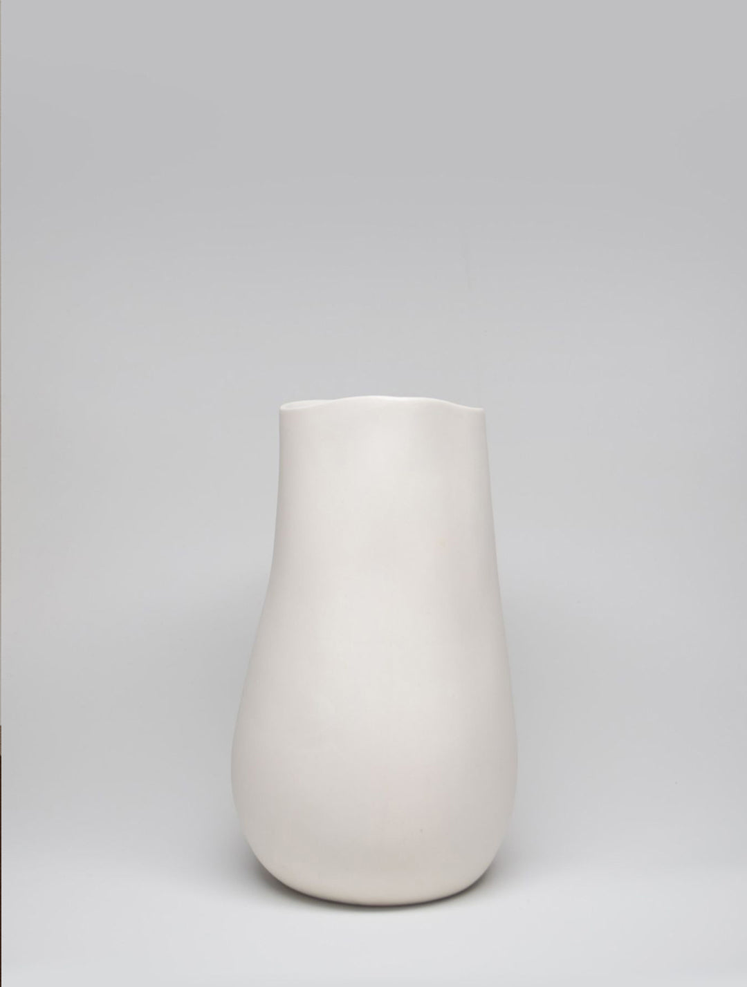 Kilzi_Designer-Object_Collectible-design_Spanish-designer_Design-Miami_Family-Jugs_Organic-design_Brutalist-design_Contemporary-object_Design-Objects_-Porcelain_THE-FAMILY-JUGS_MOM-1