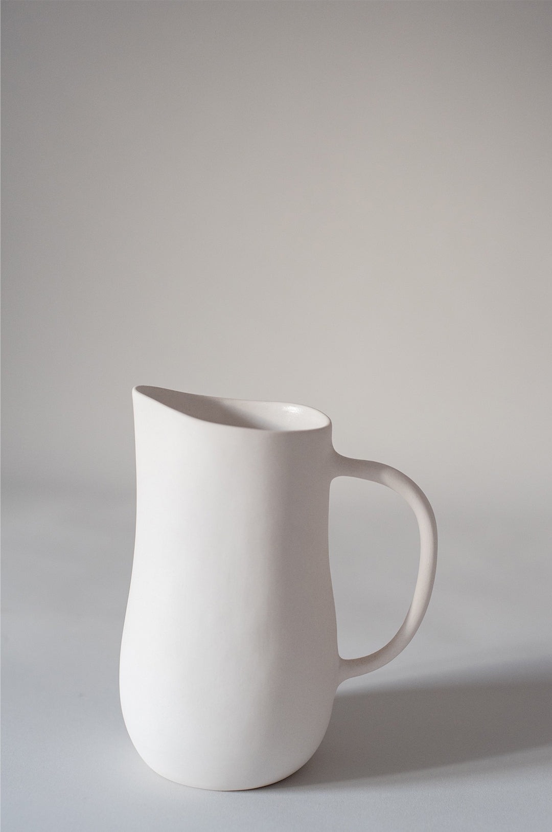 Kilzi_Designer-Object_Collectible-design_Spanish-designer_Design-Miami_Family-Jugs_Organic-design_Brutalist-design_Contemporary-object_Design-Objects_-Porcelain_THE-FAMILY-JUGS_MOM-4