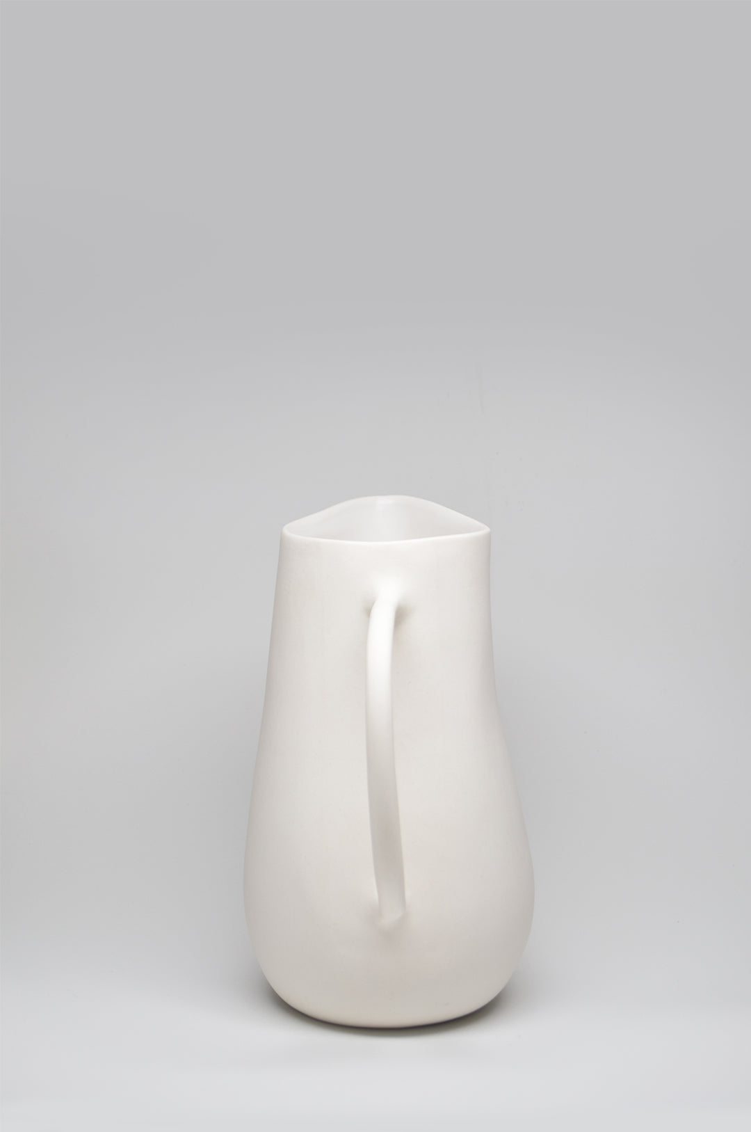 Kilzi_Designer-Object_Collectible-design_Spanish-designer_Design-Miami_Family-Jugs_Organic-design_Brutalist-design_Contemporary-object_Design-Objects_-Porcelain_THE-FAMILY-JUGS_MOM-3